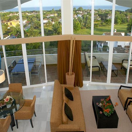 Hotel Senator Banus (Adults Only) Estepona Interior foto A living room in a penthouse