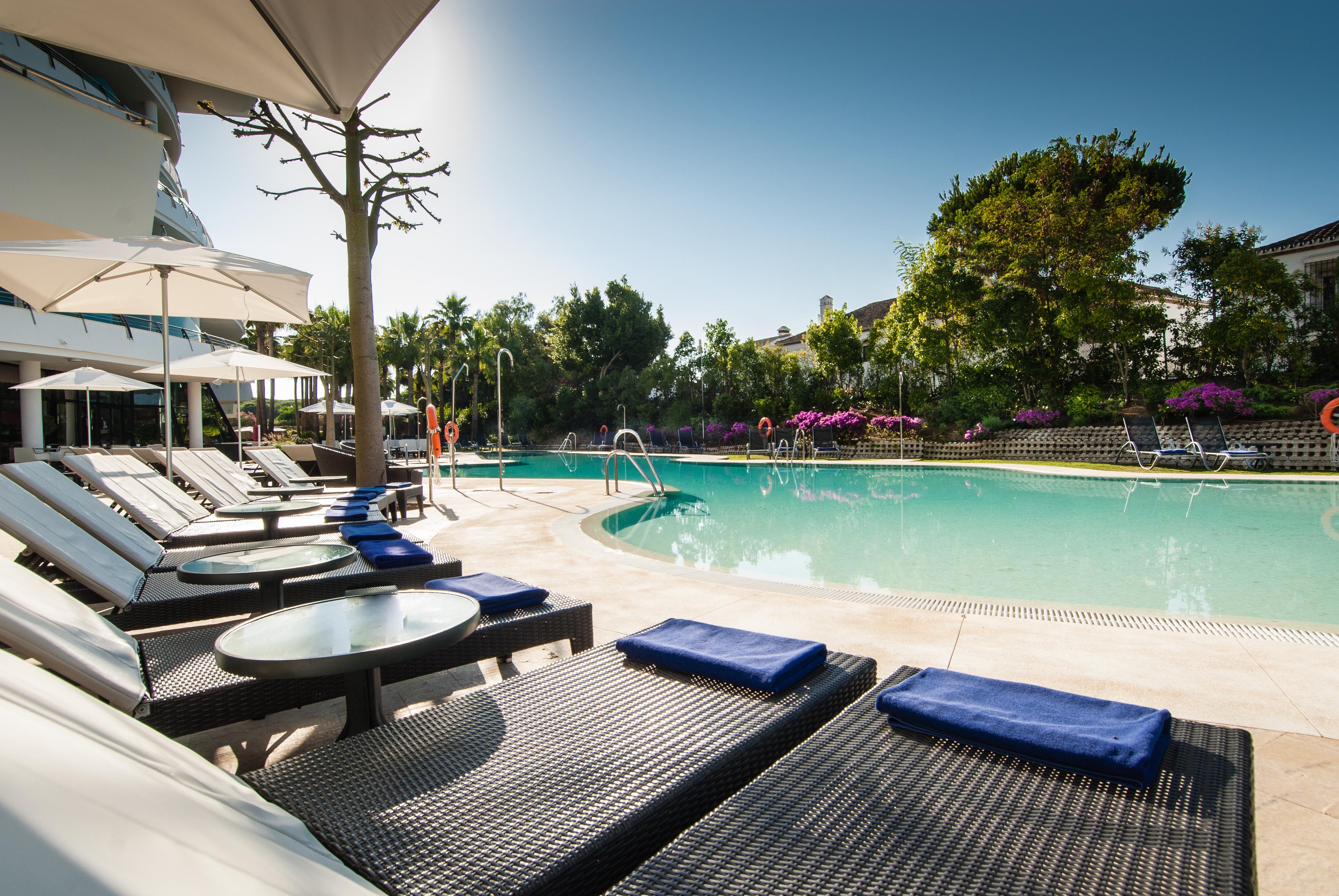 Hotel Senator Banus (Adults Only) Estepona Exterior foto The pool at the Four Seasons Hotel