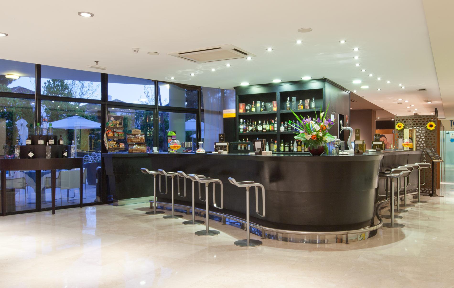Hotel Senator Banus (Adults Only) Estepona Exterior foto The bar at the hotel